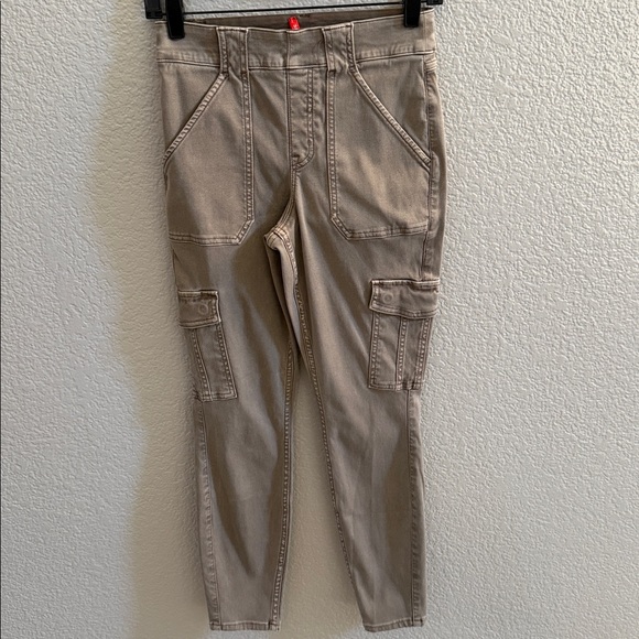 Spanx Dune Grey Stretch Twill High Rise Ankle Skinny Cargo Pants Size Medium - Picture 2 of 8